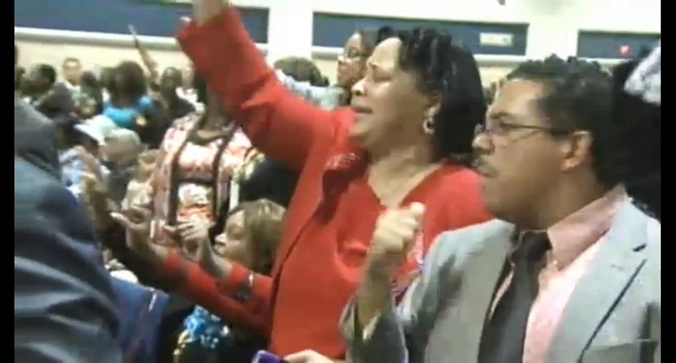 Dorinda Clark Cole Exhorts with Selfies at COGIC AIM 2015