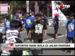Protes Pembekuan PSSI, Suporter Bermain Bola di Jalur Pantura