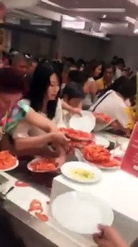 Des touristes chinois à un buffet