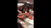 Des touristes chinois à un buffet