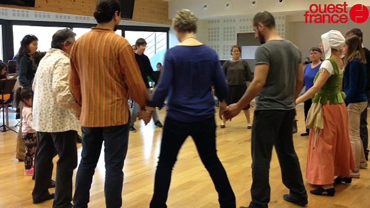 Ils apprennent des danses de la Renaissance