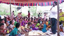 Niños tomando estudios bíblicos en  la India