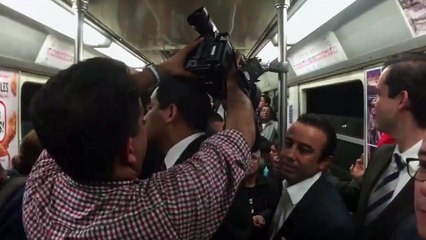 Pasajeros critican con dureza a políticos en el metro