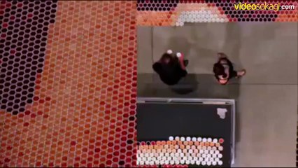 İçecek dolu binlerce bardaktan yapılan muhteşem resim