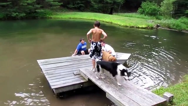 Un gros reste en dernier sur une barque