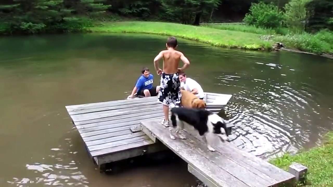 Un gros reste en dernier sur une barque