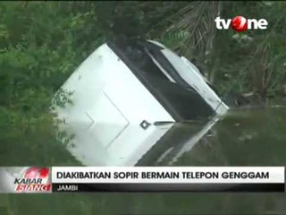 Sopir Asyik Bermain HP, Mobil Travel Terjun Bebas ke Sungai