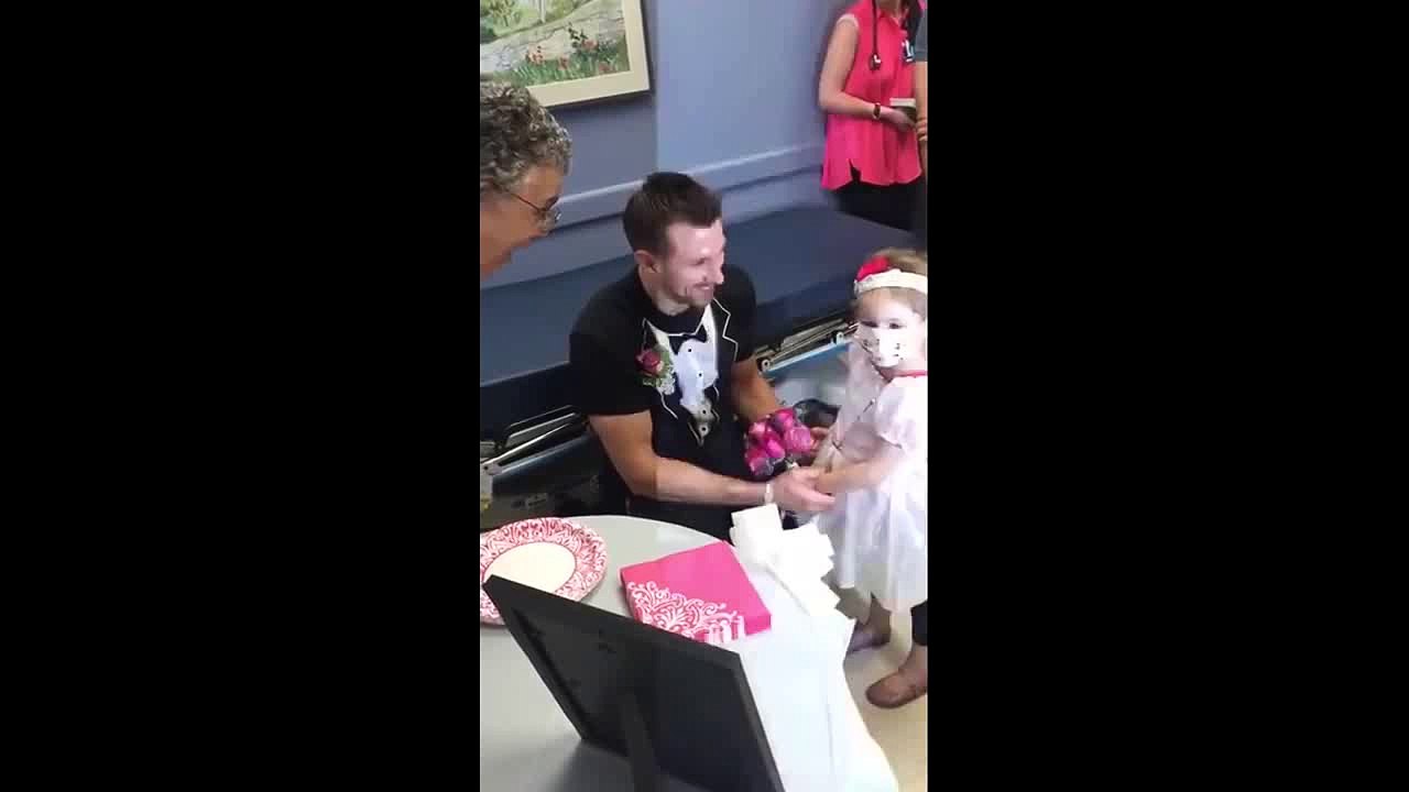 Pequeña Niña Enferma de Cáncer Se Casa Con Enfermero Favorito
