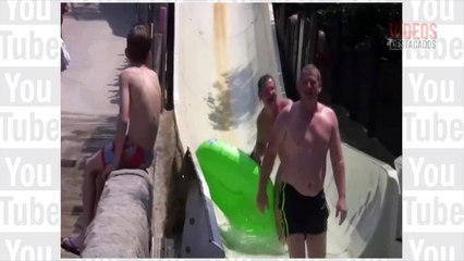 Señores en Sobrepeso con Problemas en Tobogán