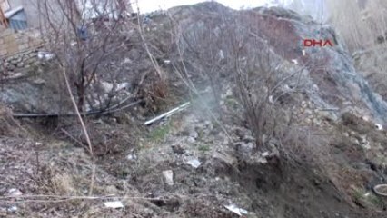 Hakkari'de Toprak Kayması Bir Eve Zarar Verdi- Tamamı
