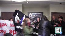 A Québec, des manifestants interrompent la conf de presse de Marine le Pen :