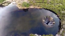 Incroyable vol d'un drone au dessus d'un trou géant