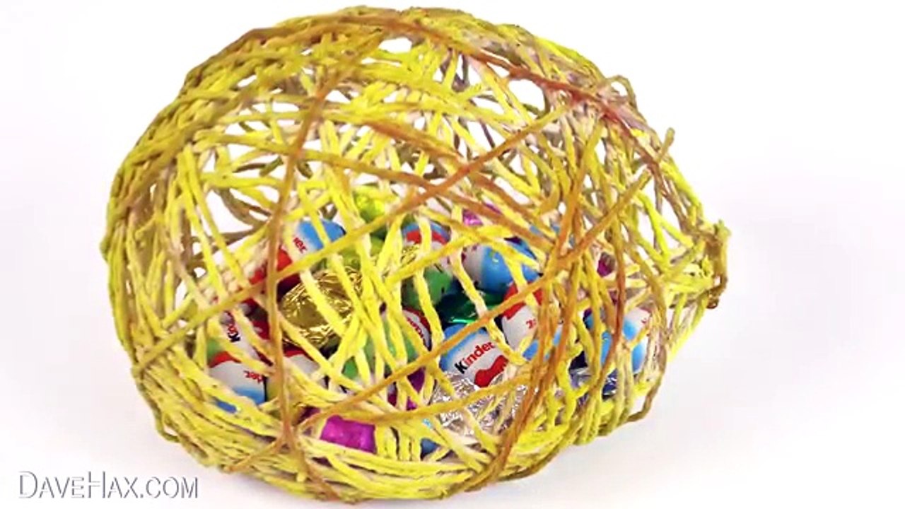 Il glisse des oeufs de Pâques dans un ballon... Une réalisation originale qui plaira à vos enfants !