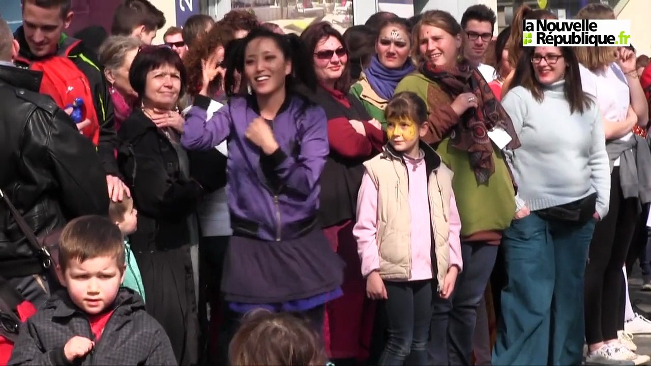 VIDEO. Blois : La compagnie Artonik donne au carnaval ses couleurs indiennes