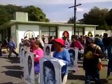 Marchan padres de normalistas en Iguala