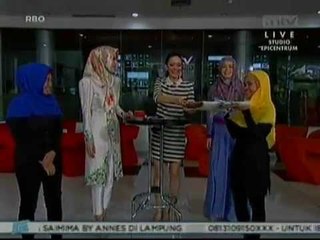 Angel Lelga dan Yulia Rachman Bersaing Pakai Hijab