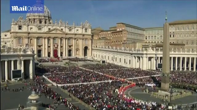 Pope Francis addresses refugee crisis in Palm Sunday service