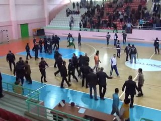 Hentbol maçında çıkan kavgada bir polis yaralandı