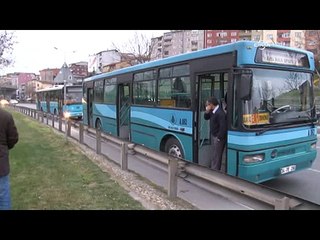 Taşlanan otobüsün camı patladı, yolcular büyük tehlike atlattı