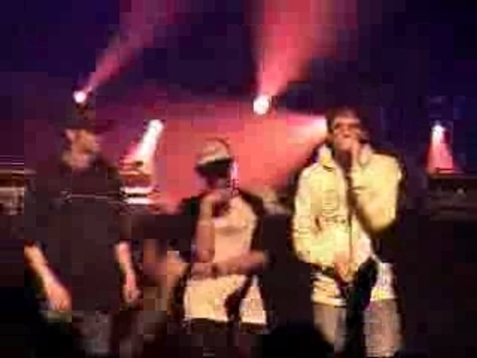 Roxorloops on stage with Rahzel....