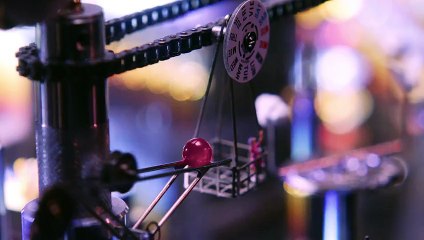 Réaction à la chaîne avec des pièces de montres par les Bijoutiers de Seiko - Machine de Rube Goldberg