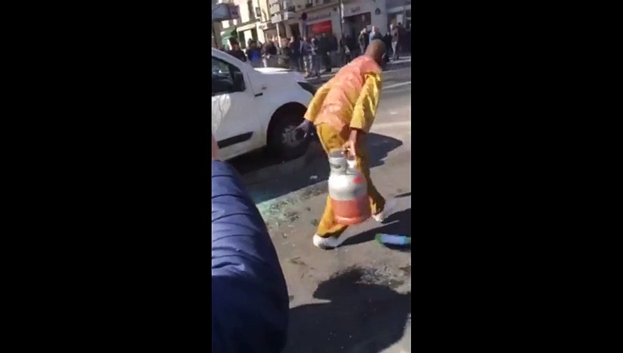 Il défonce sa voiture avec une bombonne de gaz en plein Paris boulevard Barbès