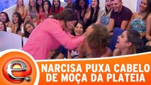 Narcisa puxa o cabelo de moça da plateia!