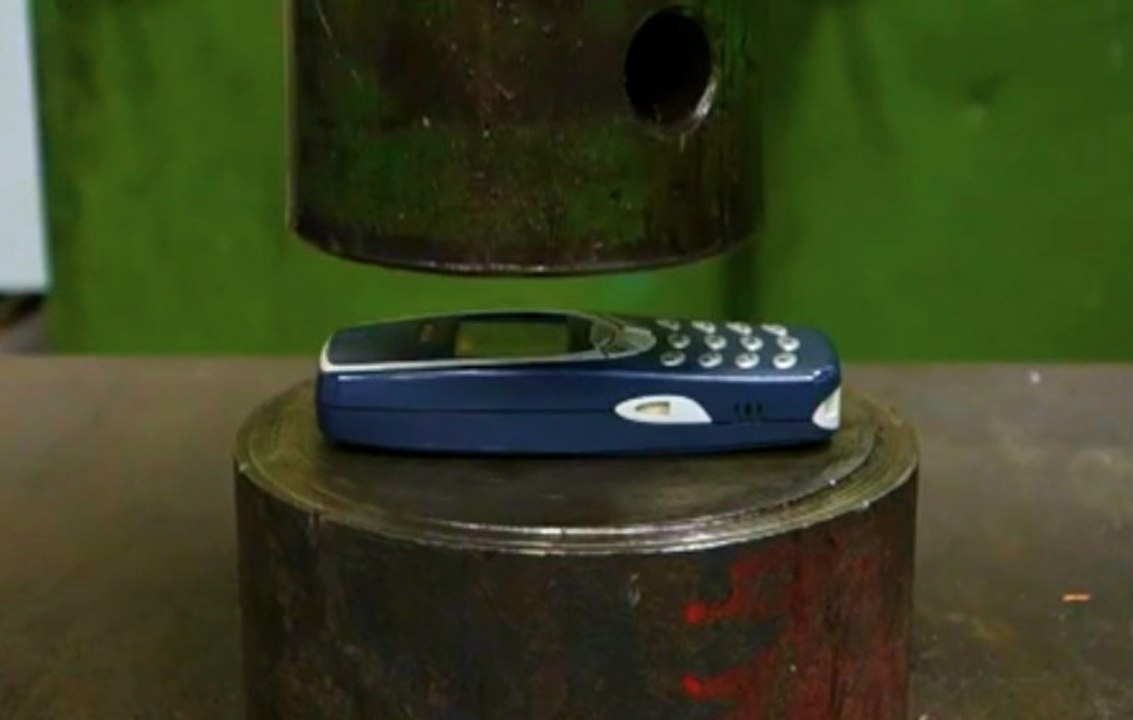 Hidrolik Pres Makinesi Nokia 3310'u Ezdi