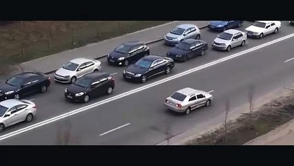 Este imprudente conductor nos enseña cómo evitar un atasco