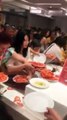 Quand des touristes chinois se servent à un buffet !