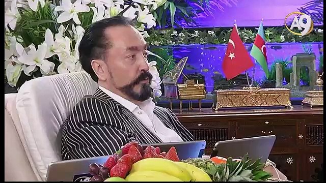 Münafıklar kendilerini Peygamberimiz (sav)’den de üstün görüp, eleştirirler.