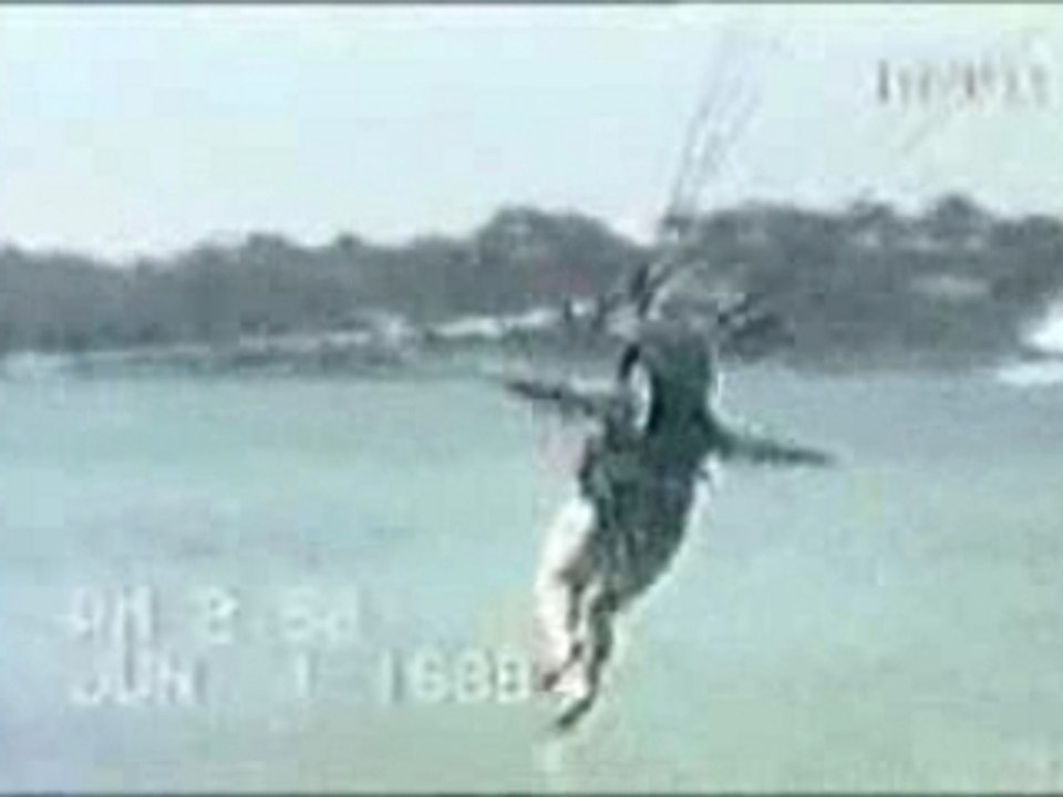 Elle frotte le sable