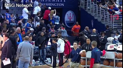 Kevin Seraphin fait voltiger un jeune fan des Knicks