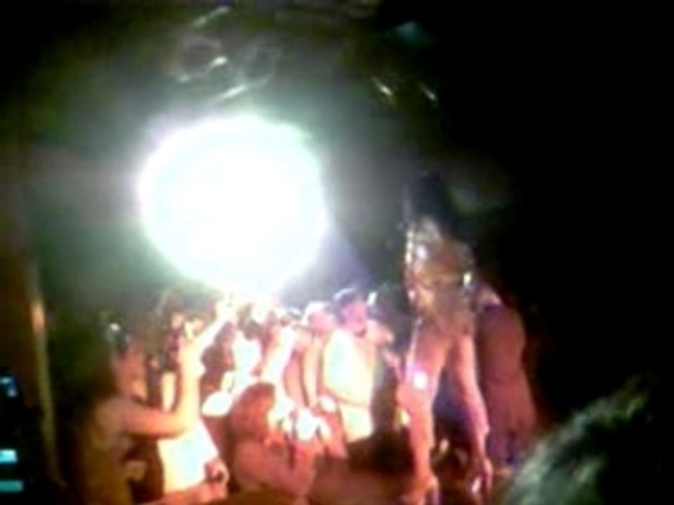 Kelly Rowland ''Dilemma" Live