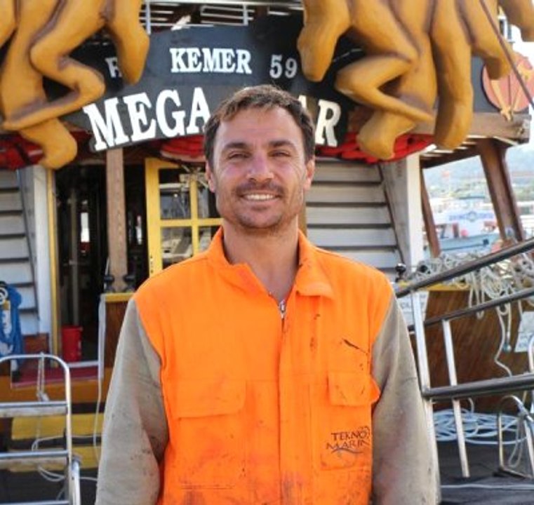 Kriz İçin Önlem Aldı, Masrafı Azaltmak İçin Yata Güneş Panelleri Bağladı