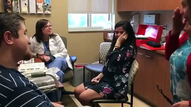 Elle entend pour la première fois de sa vie et reçoit une surprise