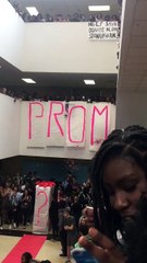 Découvrez comment ce jeune homme invite sa copine au bal de promo