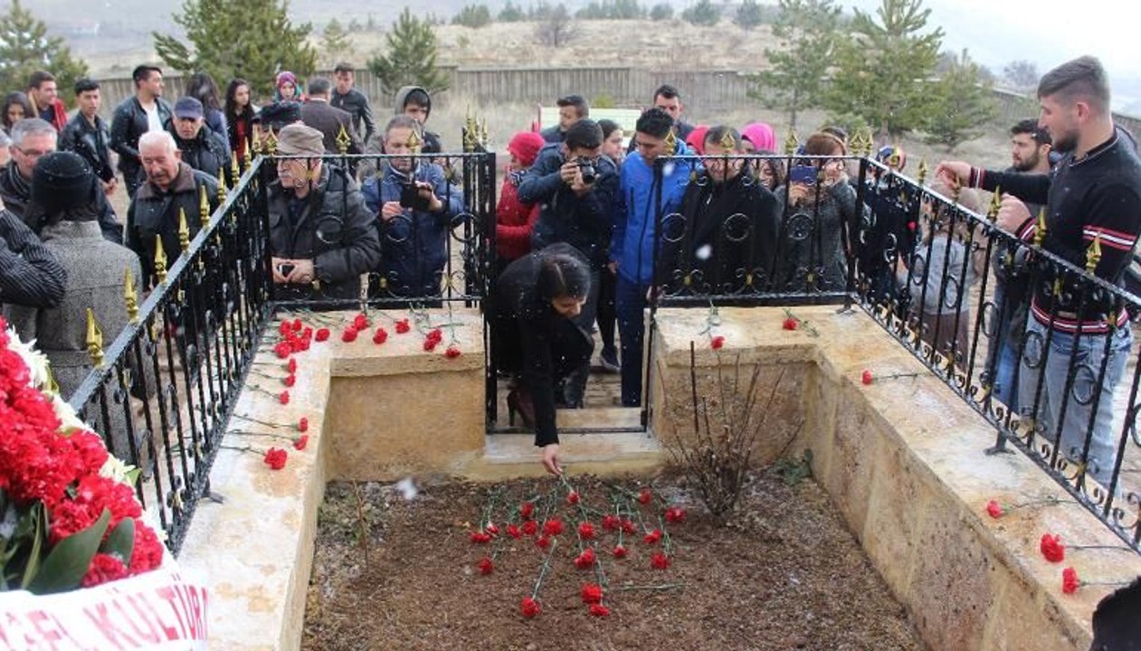 Aşık Veysel mezarı başında anıldı