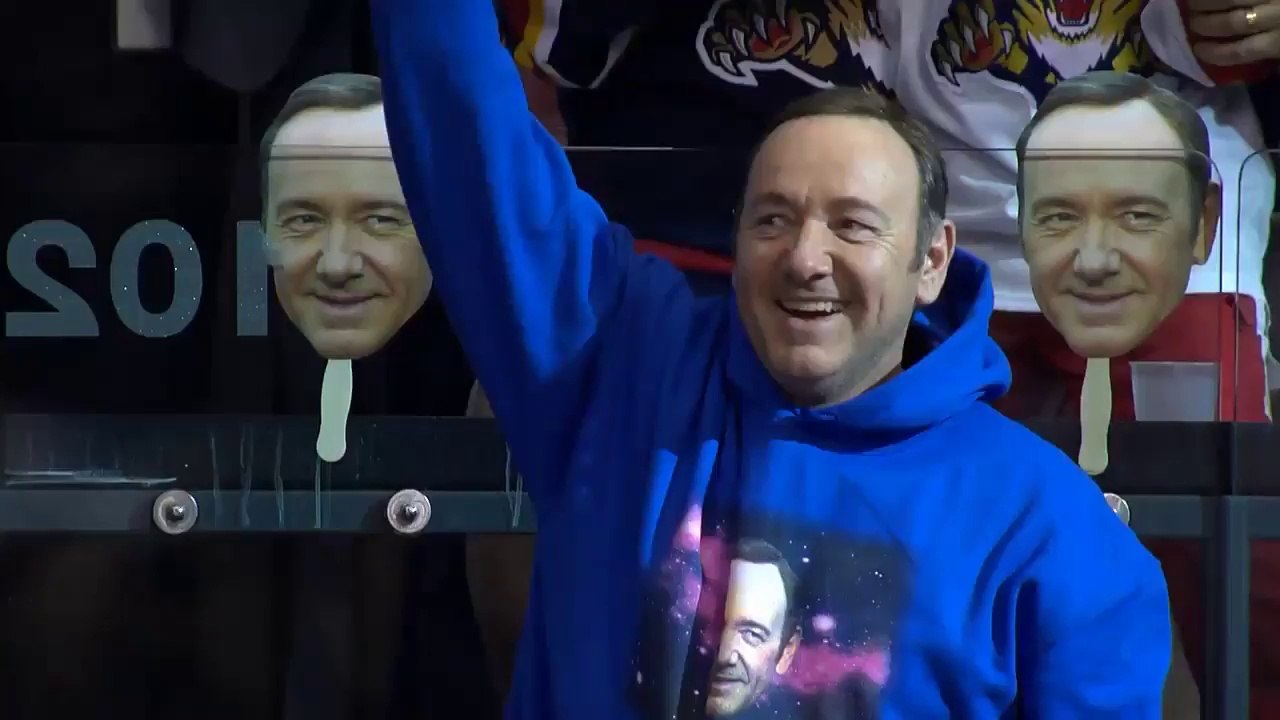 Kevin Spacey assiste en héros au match  de Hockey sur Glace des Florida Panthers