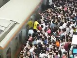 Des milliers de chinois prennent le métro à Pékin en même temps le matin !!
