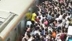Des milliers de chinois prennent le métro à Pékin en même temps le matin !!