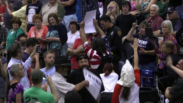 Un protestant anti-Trump se fait frapper lors d'un meeting dans l'Arizona