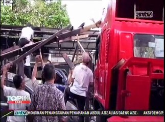 Truk Tangki Pertamina Tabrak Rumah dan Showroom Mobil