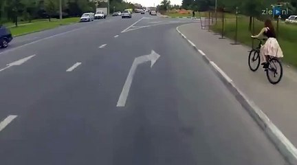 Une fille perd sa jupe en faisant du vélo