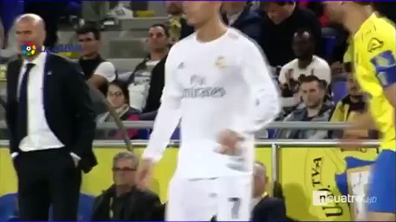 Zidane controla un balón de espuela en el área técnica_