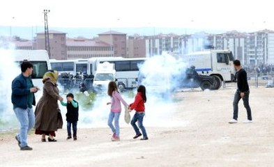 Diyarbakır'da Nevruz Alanından Çıkan Grupla Polis Arasında Gerginlik