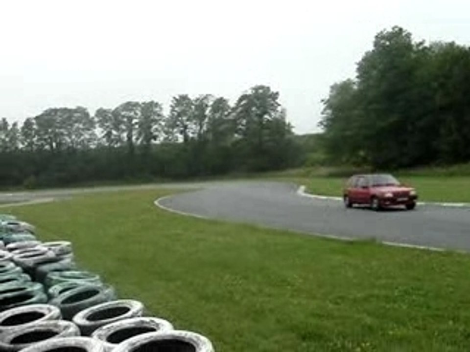 folembray un BM rouge en travers..