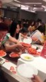 Des touristes chinois se jettent sur un buffet