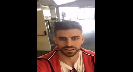 Une fan saute sur Gerard Piqué lors d'un chat sur Periscope