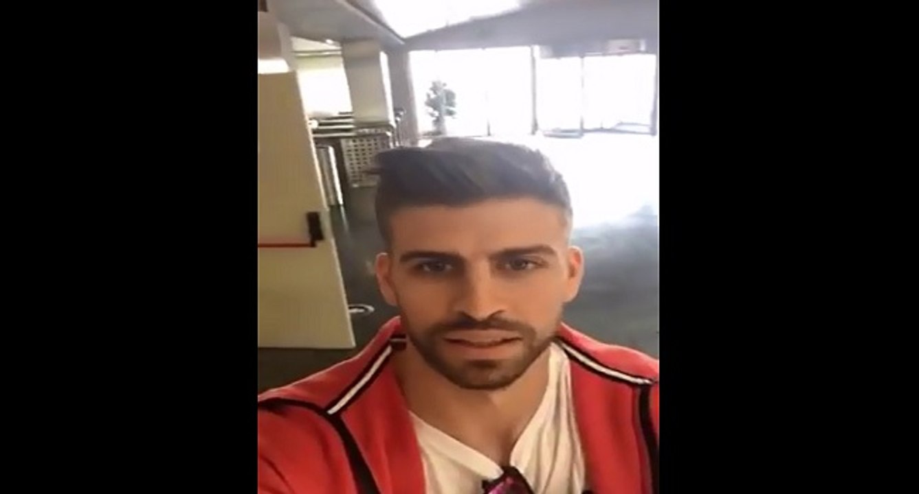 Une fan saute sur Gerard Piqué lors d'un chat sur Periscope